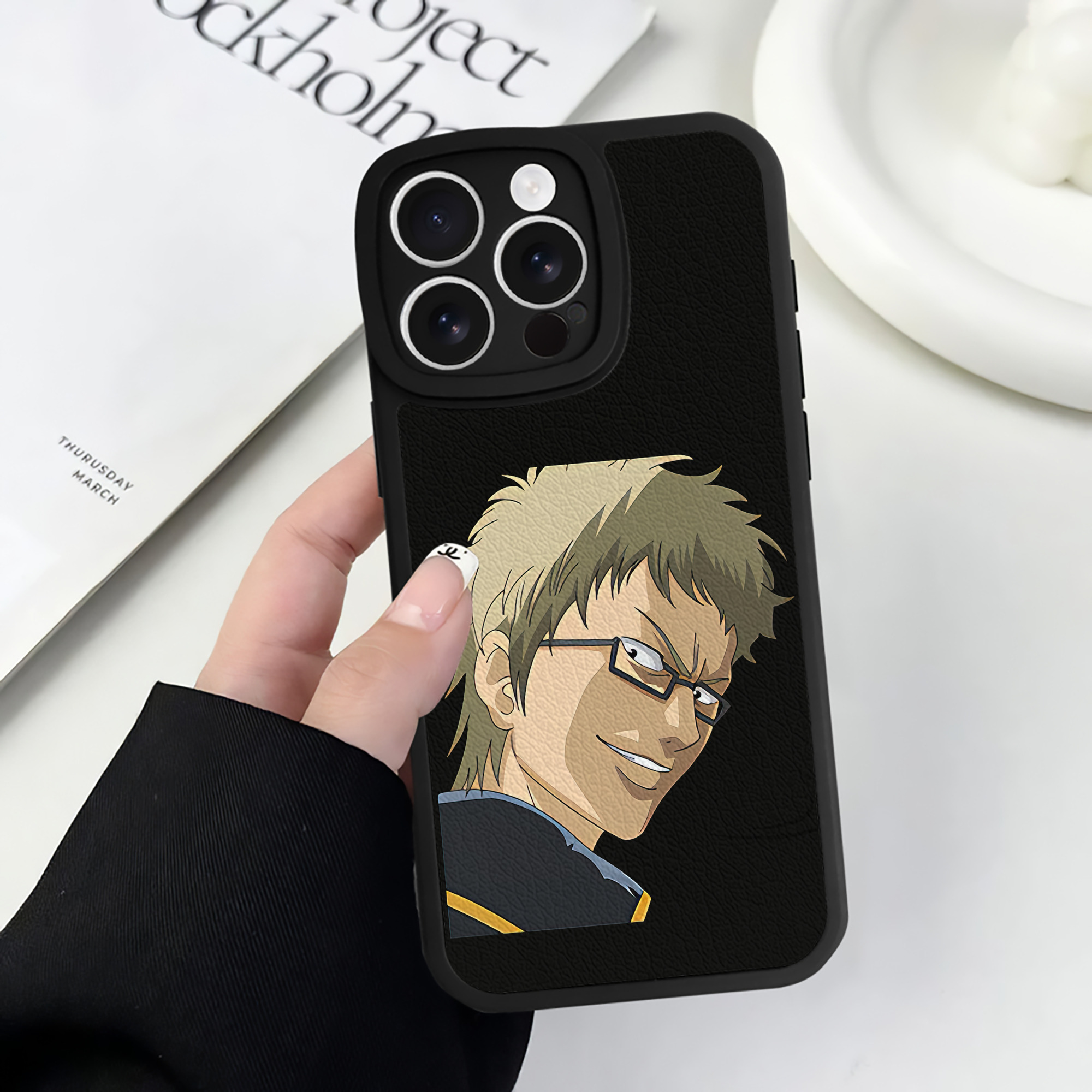 （画像用） ぎんたま 坂田銀時（さかたぎんとき） 神楽 志村新八（しむら しんぱち） GINTAMA Sakata Gintoki Kagura Shimura Shinpachi 【iPhone 16シリーズ対応】シリコンスマホケース（レザー調） 材質：シリコン